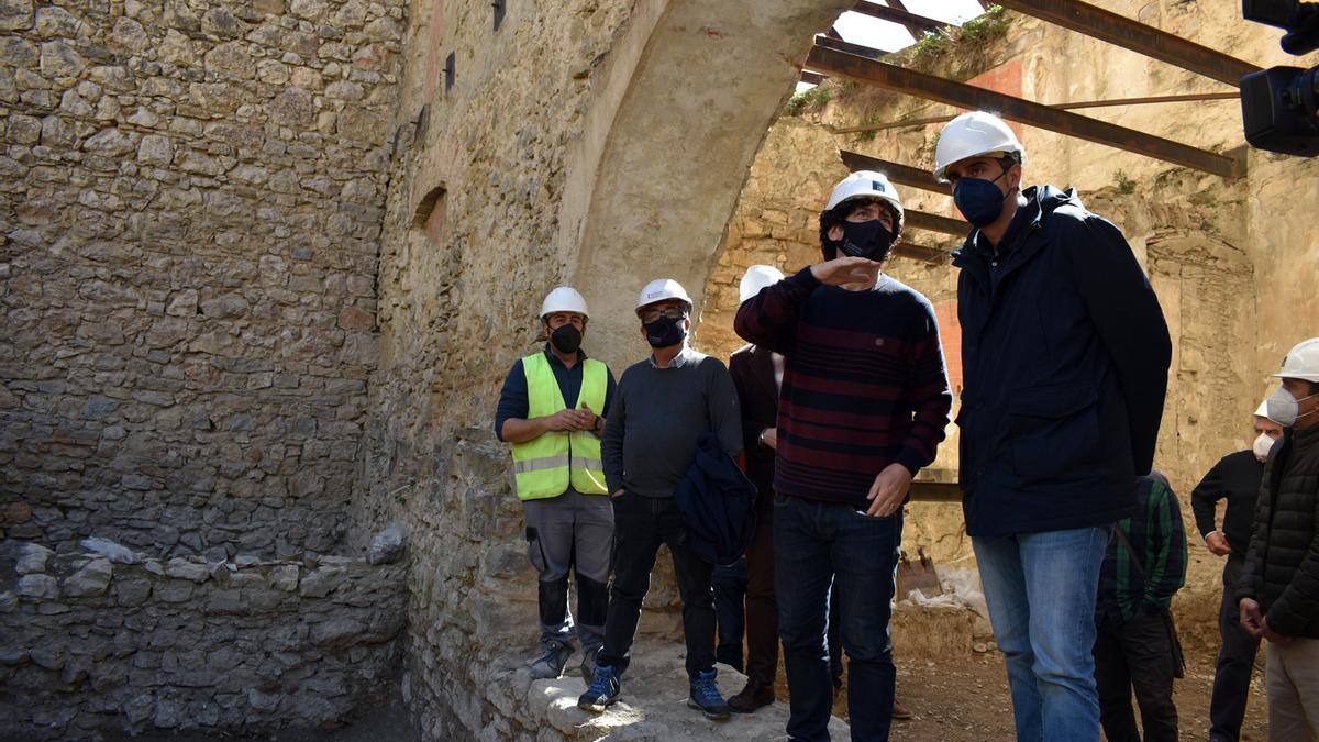 El director territorial de Cultura, Alfred Remolar (i), junto al alcalde de Morella, Rhamsés Ripollés.