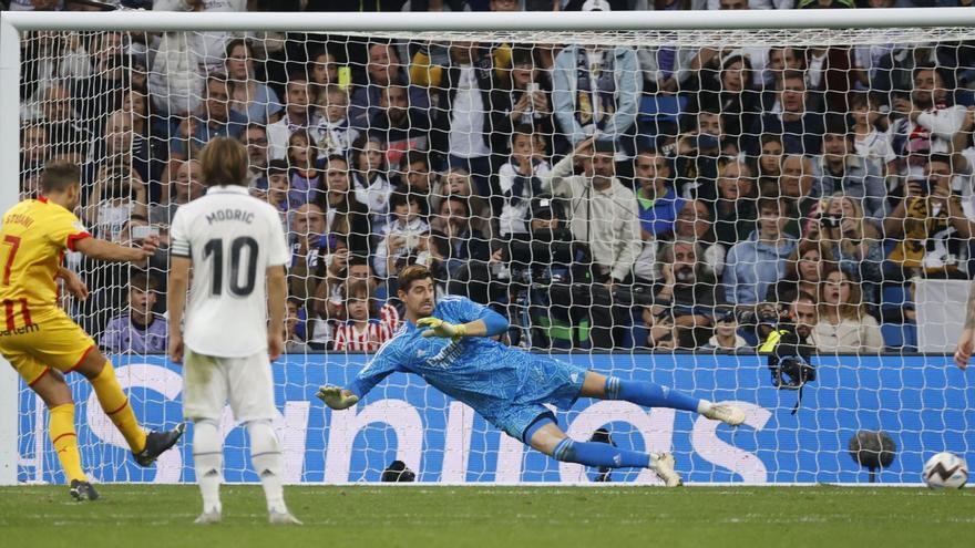 Courtois, el porter del Reial Madrid, baixa per jugar contra el Girona