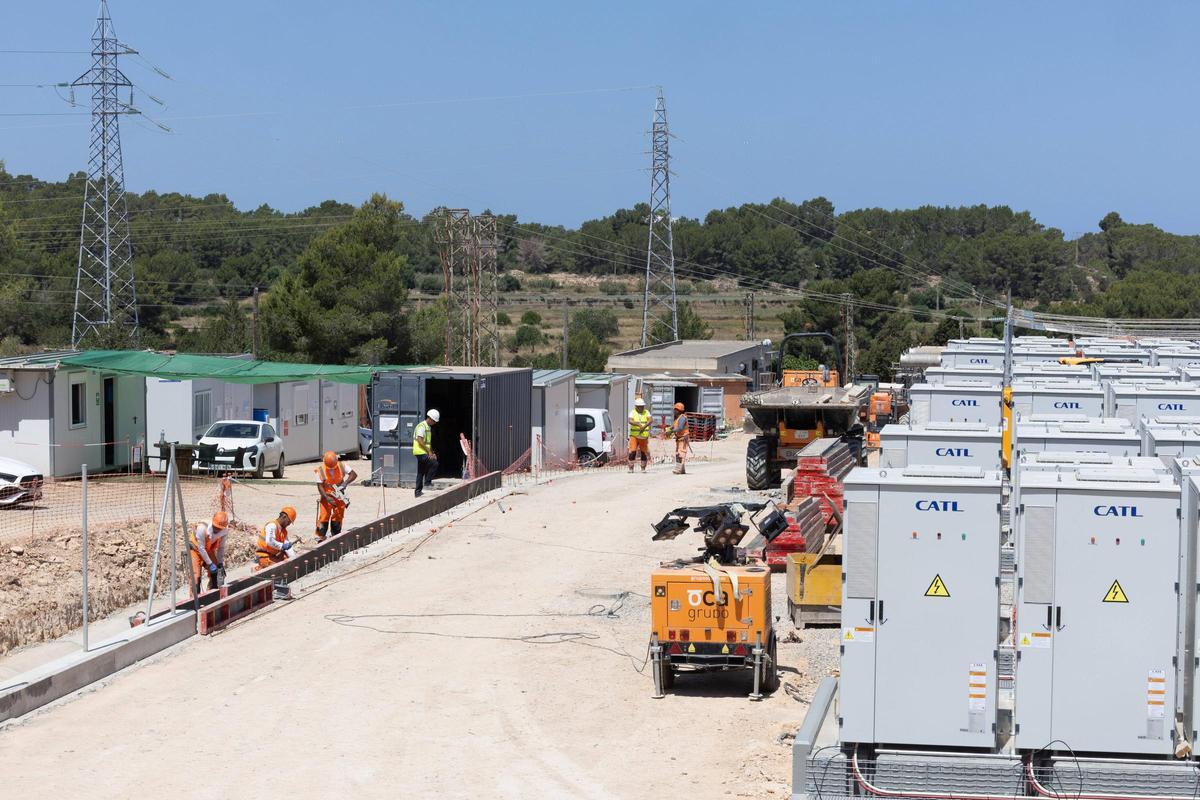 Todas las imágenes de la visita de Beatriz Corredor y Joan Groizard a la subestación eléctrica de Sant Antoni