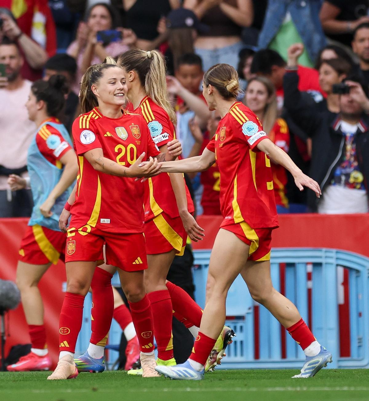 Claudia Pina anotó un doblete contra Inglaterra en Cornellà