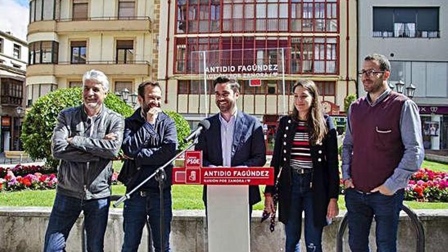 Antidio Fagúndez (centro), flanqueado por parte de su equipo en la plaza de Zorrilla.