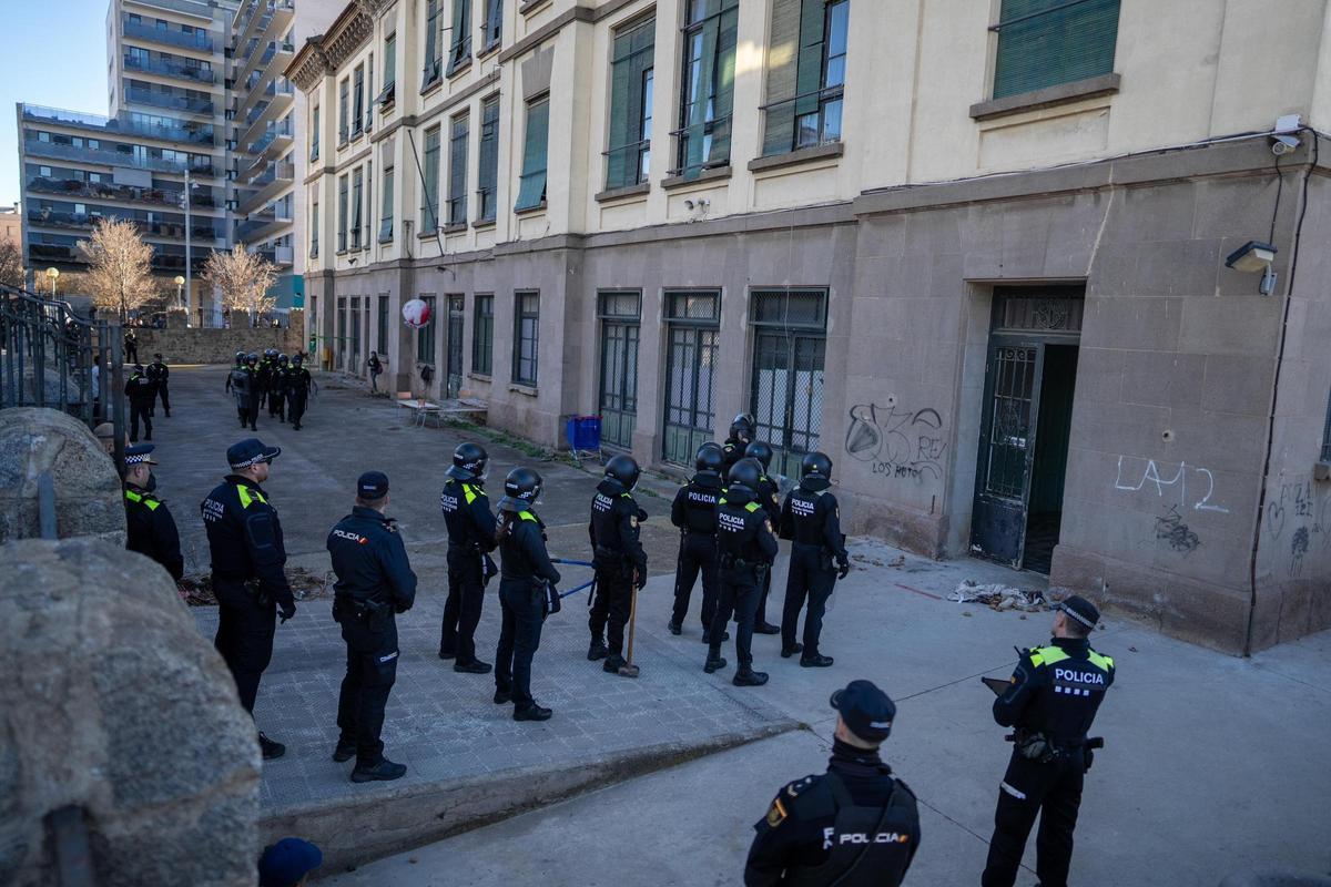Dispositivo policial preparado para el desalojo del antiguo instituto Lola Anglada