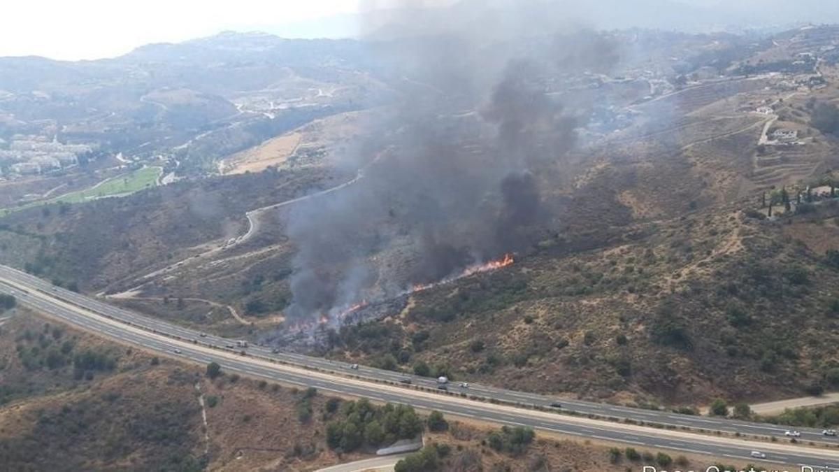 Imagen aérea del incendio en un lateral de la AP-7.