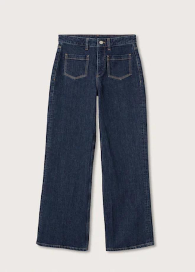 Jeans flare bolsillos de Mango (precio: 22,99 euros)