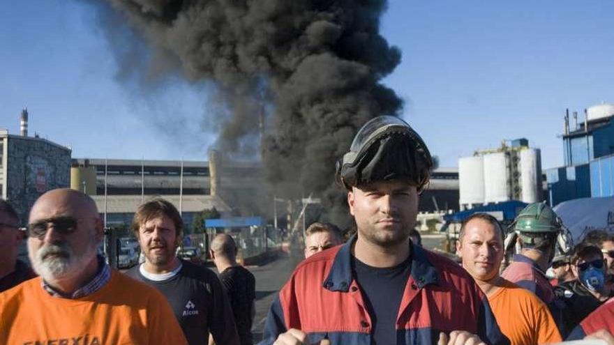 Concentración de trabajadores de Alcoa ante la planta coruñesa. // Casteleiro/Roller Agencia