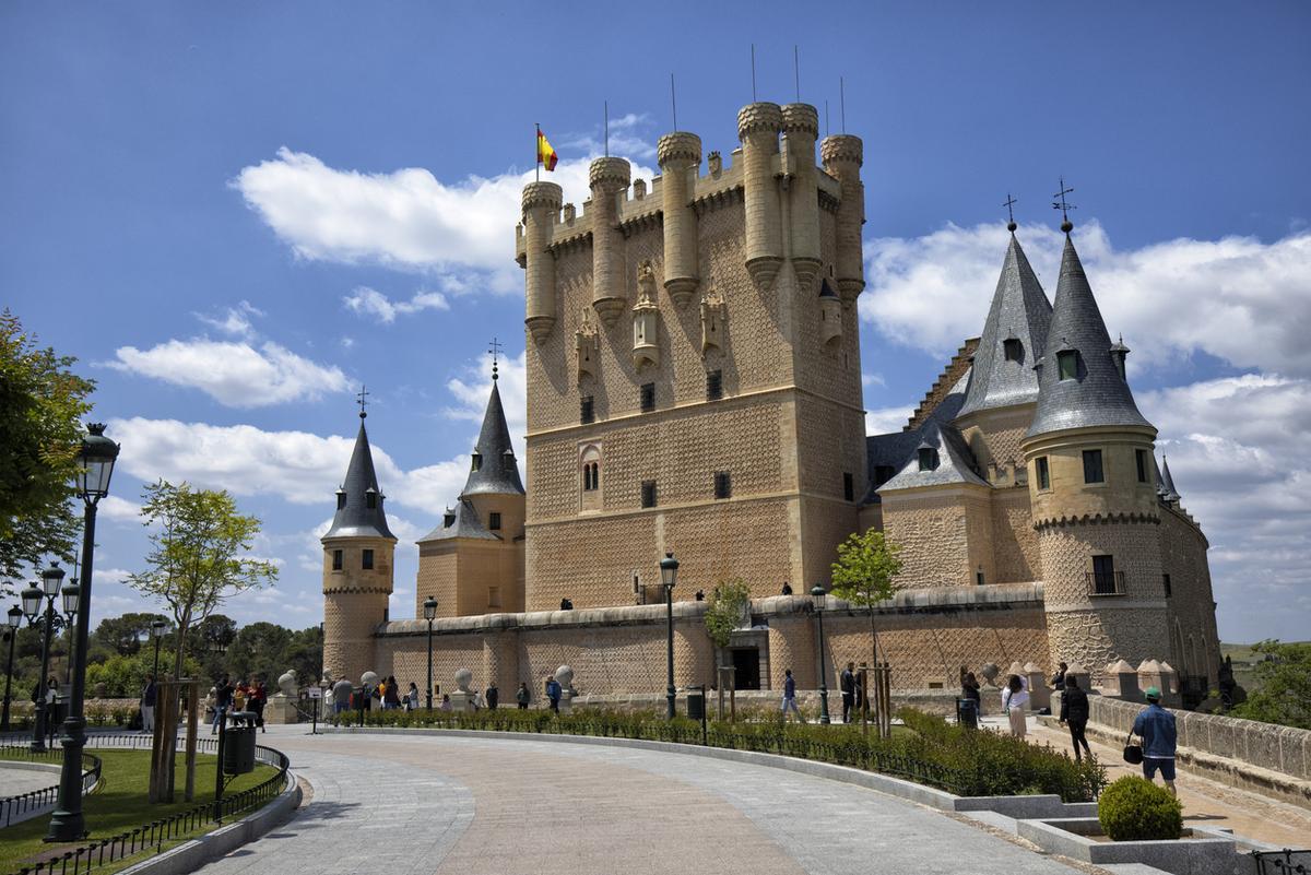 Uno de los elementos más reconocibles del alcázar es la Torre de Juan II