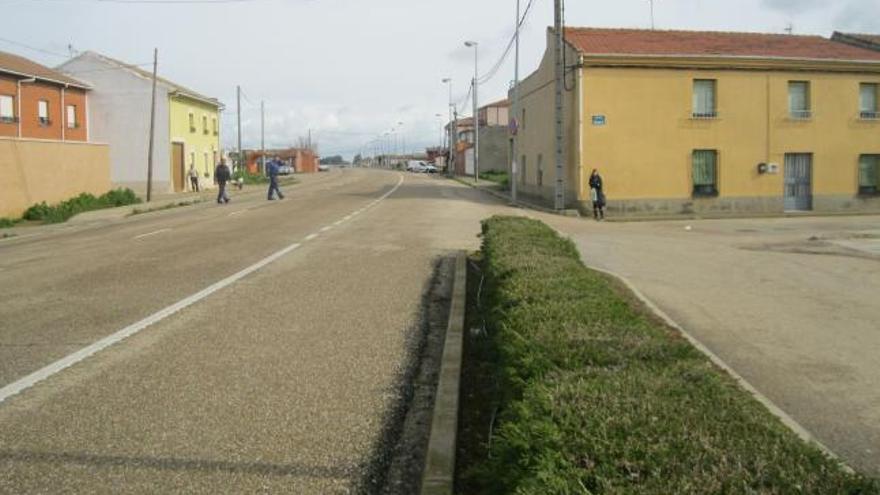 Varios vecinos cruzan la travesía de San Cristóbal .