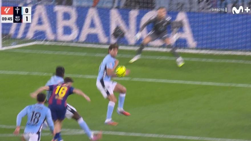 Fermín provocó un penalti por manos de Marcos Alonso en el Celta - Barça