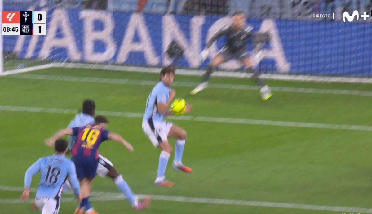 Fermín provocó un penalti por manos de Marcos Alonso en el Celta - Barça