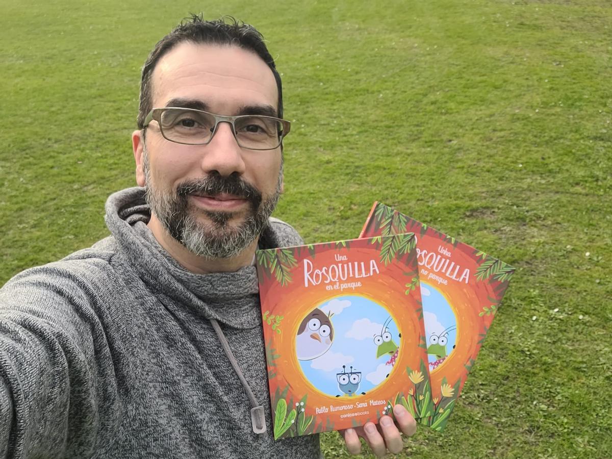 Pablo Rumoroso con su libro "Una rosquilla en el parque"