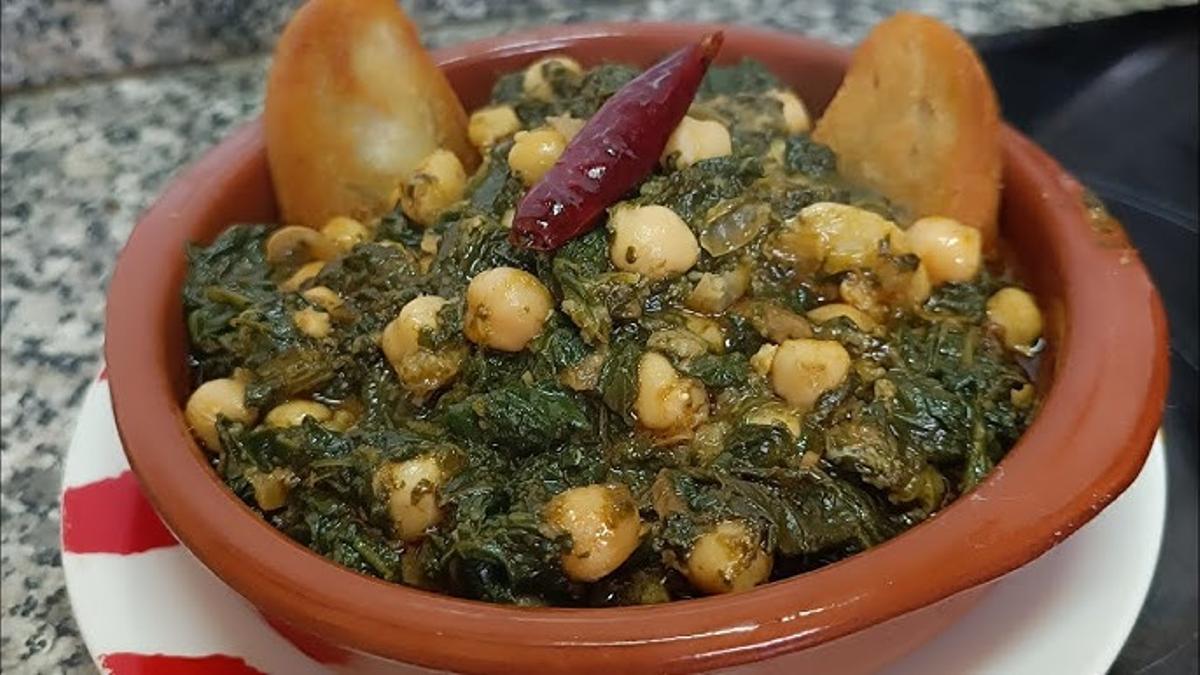 Las espinacas con garbanzos suelen ir acompañadas con pan frito