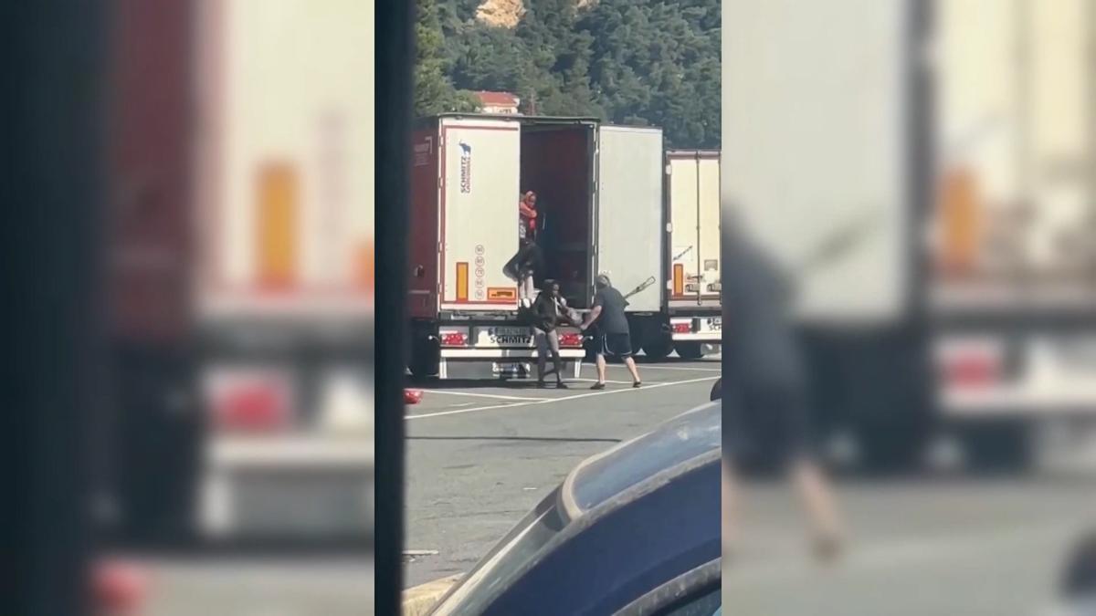 Un camionero obliga a bajar de su camión a latigazos a un grupo de mujeres migrantes en Italia