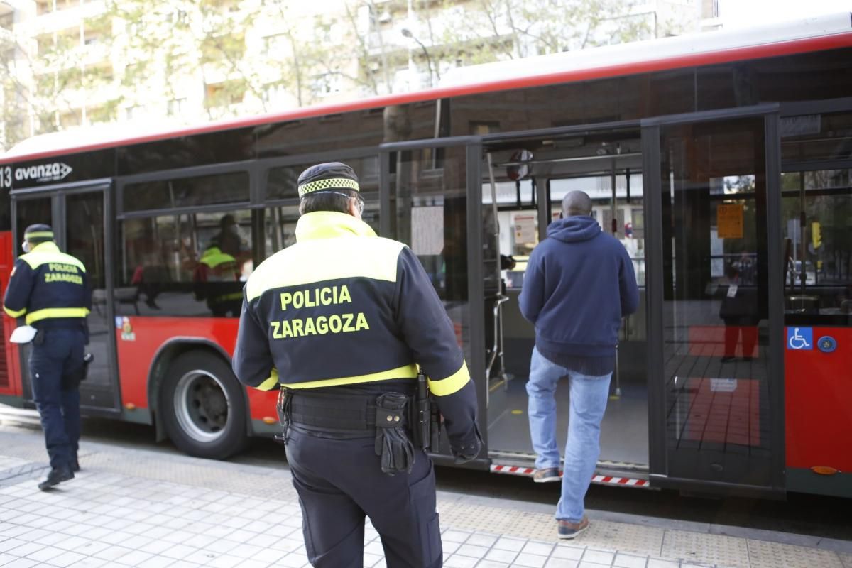 Reparto de mascarillas en el transporte público de Zaragoza