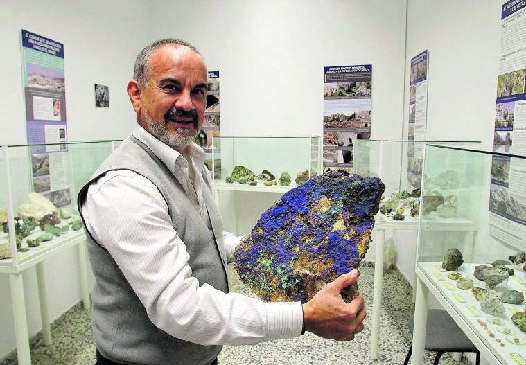 Juan Carlos Romero, con una pieza de cobre del Puerto de la Torre.