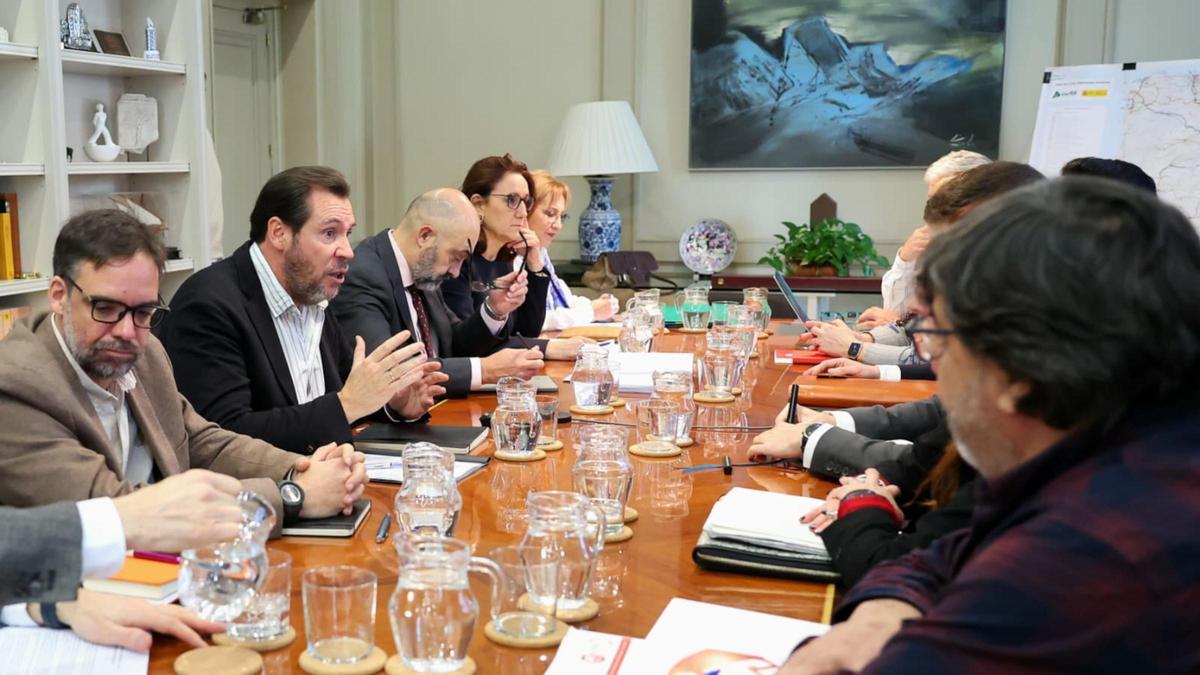 El ministre de Transports, Óscar Puente, a la reunió amb els sindicats de Renfe i Adif.