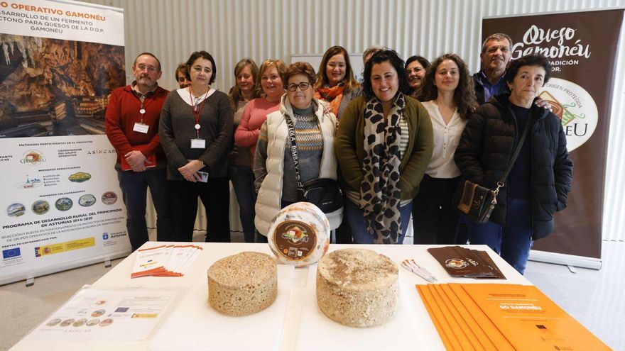 Los productores de queso gamonéu, con su presidenta, Graciela Valle, en primer término, de verde; a su izquierda, en segunda fila, la directora general de Desarrollo Rural, y la directora del IPLA, María Fernández, segunda por la izquierda, en la presentación de los fermentos lácticos.