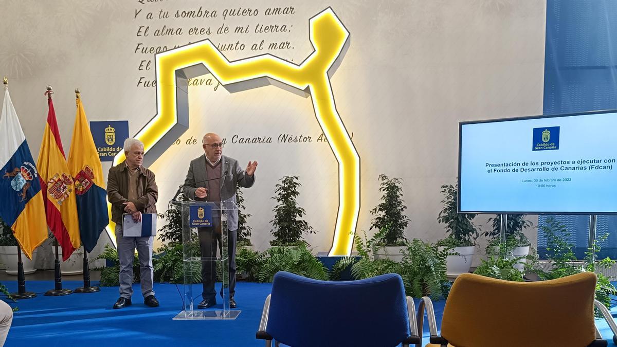 Antonio Morales y Carmelo Ramírez, este lunes presentando el plan de inversiones del Fdcan en la Casa Palacio.