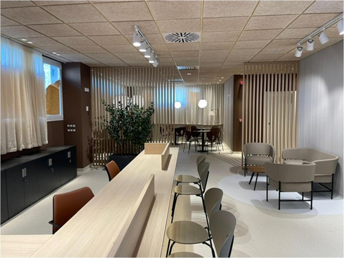 Sala de espera en el centro de Clínica San Miguel en Cáceres.
