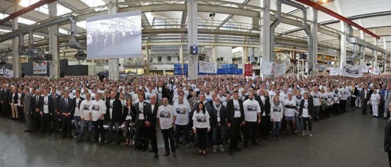 Empleados de Wolkswagen en la planta de Wolfsburgo siguiendo la intervención del presidente del comité de empresa, Bernd Osterloh. // Efe