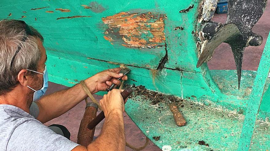 Los ‘mestres d’aixa’ del Consell recuperan todos los barcos  de madera que se abandonan 
