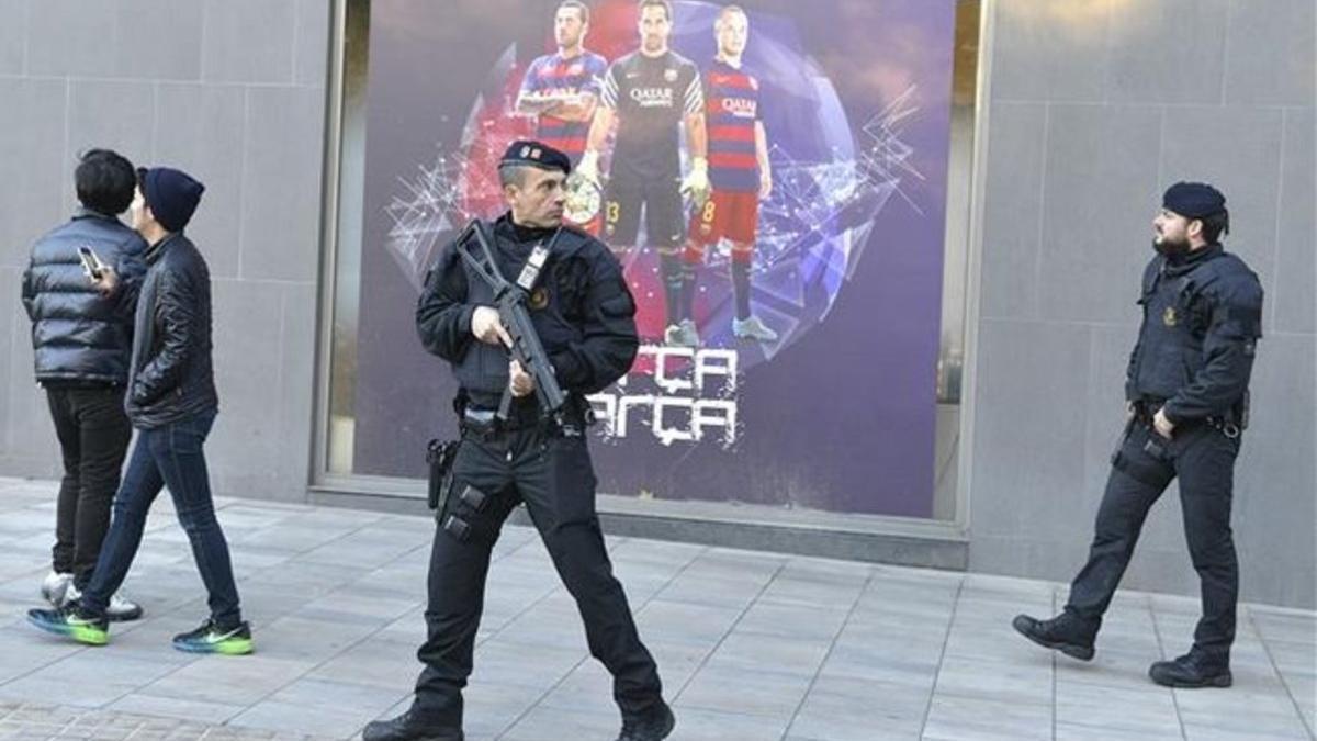 Despliegue policial en el Camp Nou.