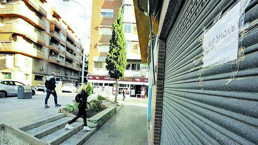 Esta tienda de Alicante regentada por ciudadanos chinos cierra por «vacaciones» por temor, según comercios próximos, al contagio.
