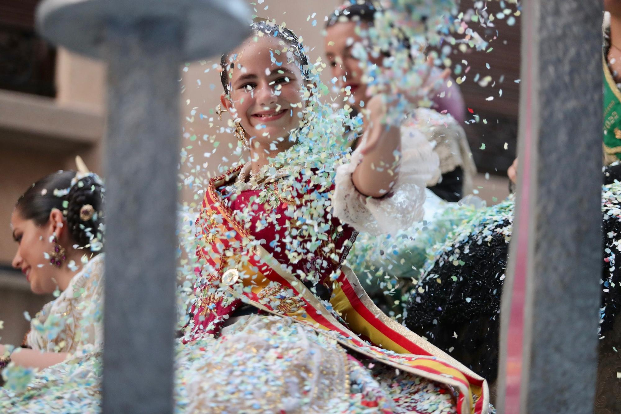 Carmen y Nerea conocen la particular Batalla de Flores de Burriana