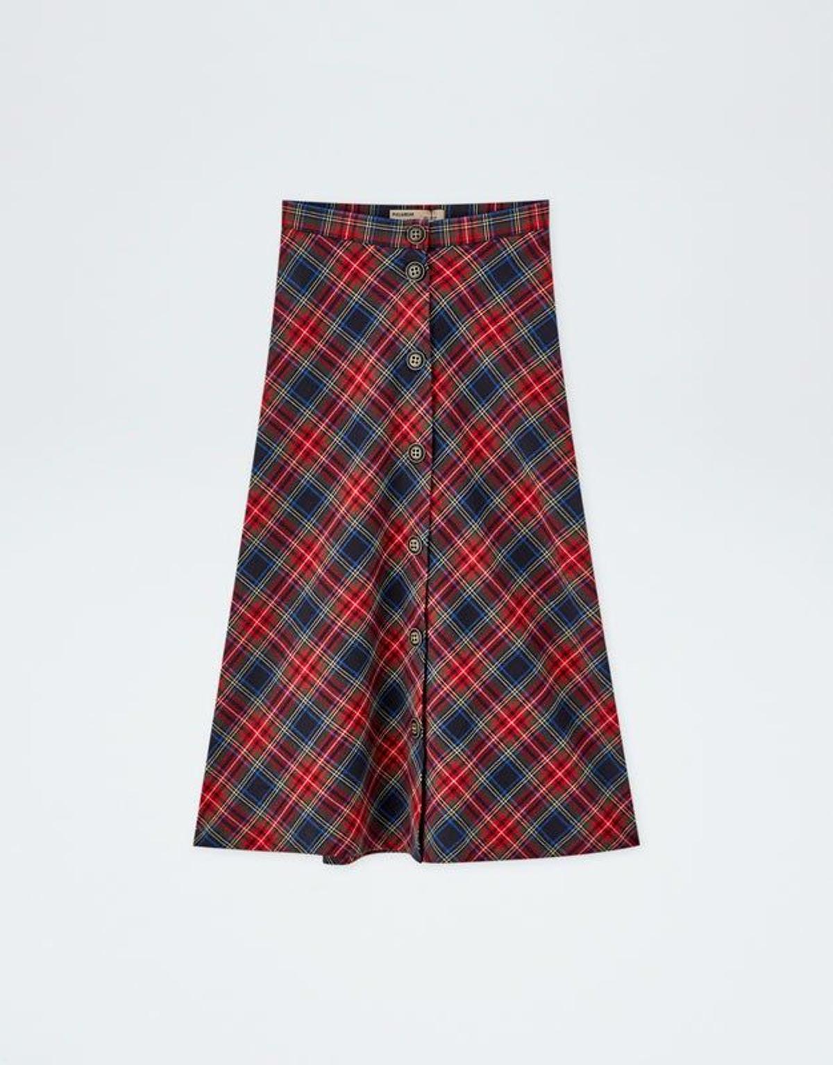 Falda de cuadros midi de Pull&Bear. (Precio: 22, 99 euros)