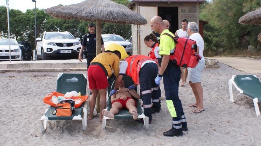 Rettungskräfte versorgten den jungen Mann, in dessen Brust eine Harpunenkugel steckte.