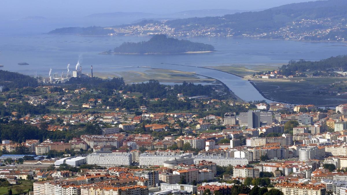 Vista aérea de la ciudad y la ría de Pontevedra.