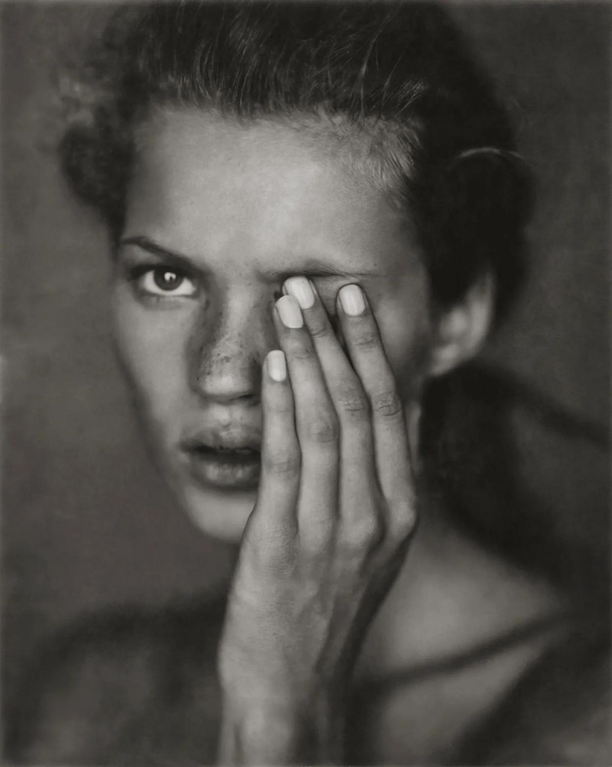 Una de las fotografías de Roversi más icónicas es este retrato que le hizo a Kate Moss en los 90.