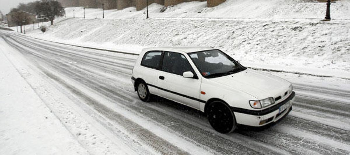 Precaución en la carretera con el coche.