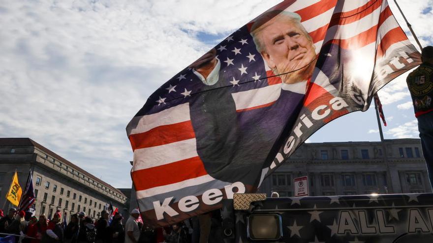 Una bandera de Trump durante la protesta de Washington.