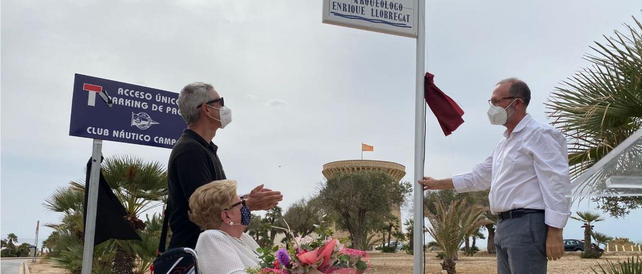 La viuda y el hijo de Enrique Llobregat, junto al alcalde de El Campello.