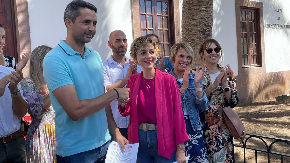 Firma del pacto entre el BNR-NC y el PSOE para gobernar el Ayuntamiento de Agaete