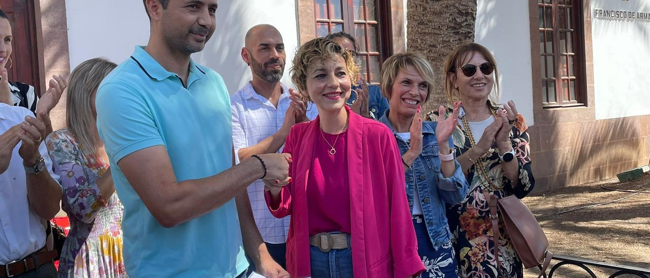 Firma del pacto entre el BNR-NC y el PSOE para gobernar el Ayuntamiento de Agaete