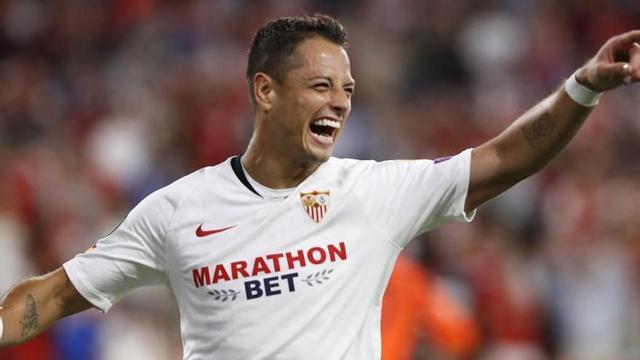 Chicarito celebra su gol en el Sevilla - Apoel.
