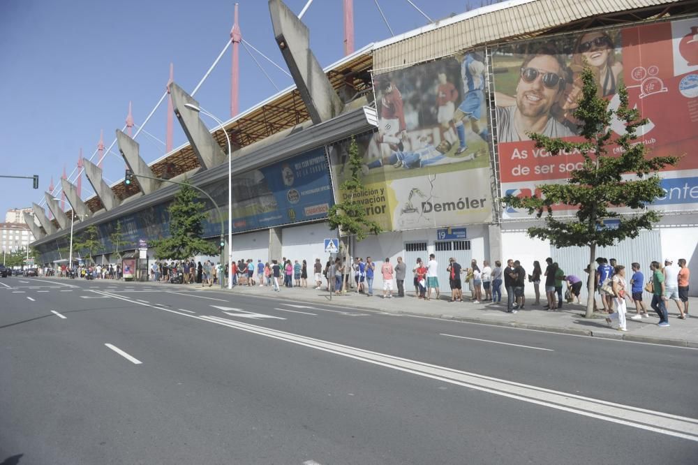 Colas en Riazor para renovar abonos del Deportivo