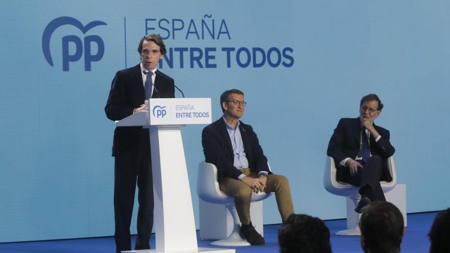 Feijóo presume ante Aznar y Rajoy de haber unido al partido