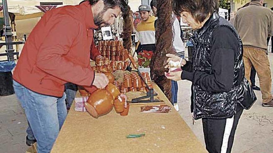 En la plaza de Es Pla de na Tesa se celebra la feria de la leche de almendra.