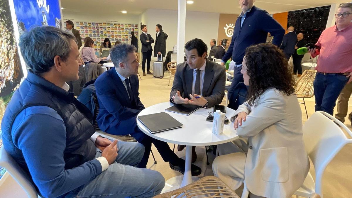 Reunión del alcalde Eduardo Dolón y la vicealcaldesa Rosario Martínez, con responsables de Masa Rental y Hotusa en Fitur