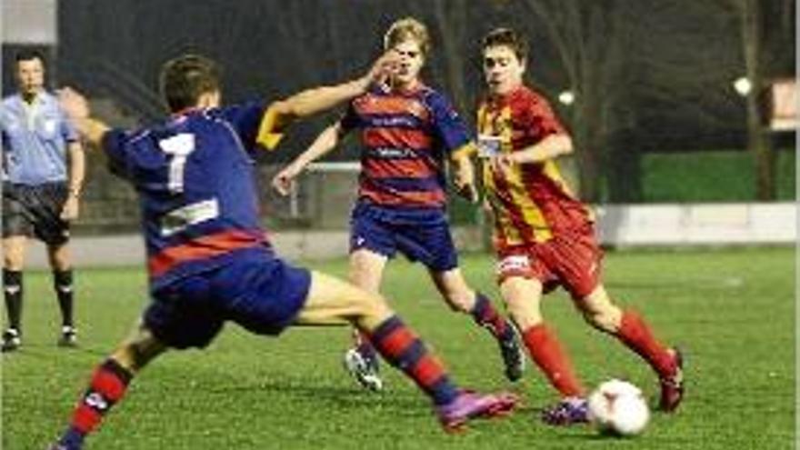 Aumatell i Moreno intenten frenar un jugador del Manlleu.