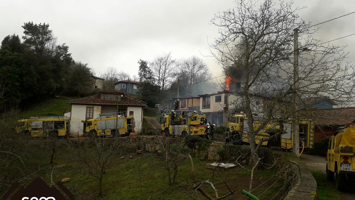 Los Bomberos en plena extinción.