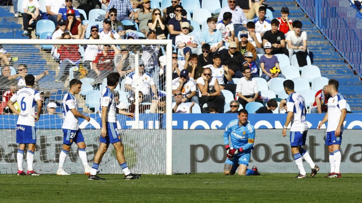 Cristian Álvarez se queja a la defensa tras el gol del Albacete