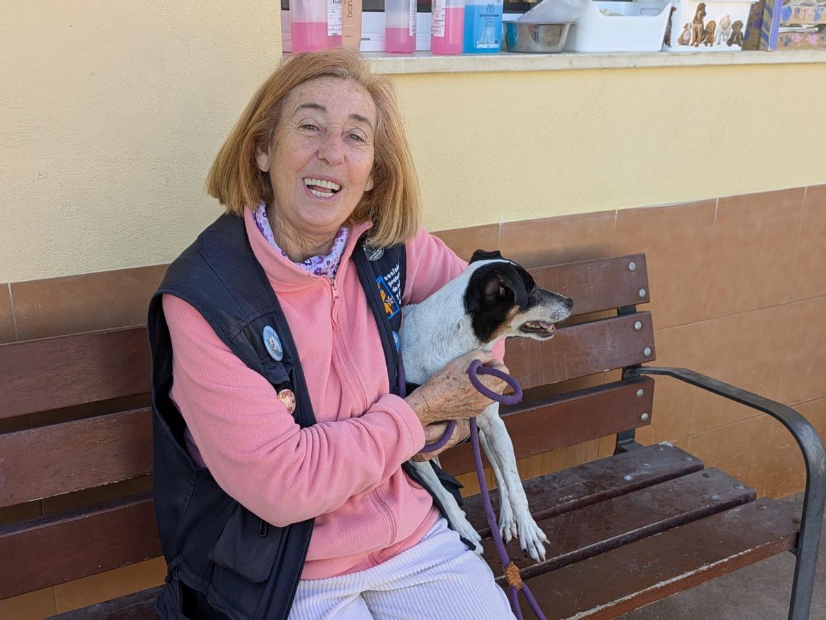 La presidenta de la Protectora de Málaga, Carmen Manzano, abraza a Manuela, uno de los animales que cuidan en el refugio, recientemente adoptada