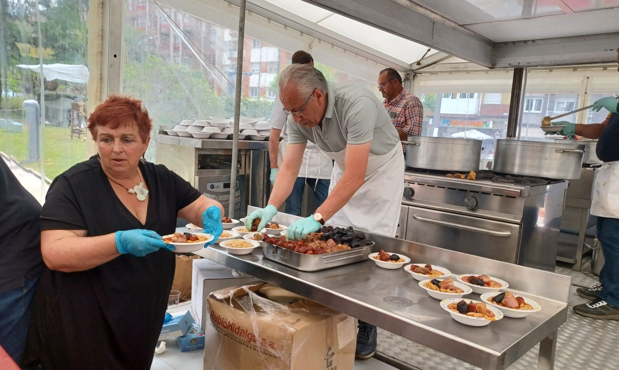 Llenazo en la comida en la calle de Posada de Llanera: "Ya era hora de poder disfrutar así"