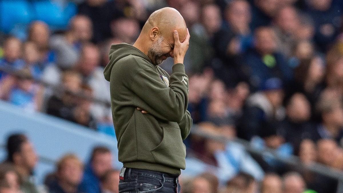 Pep Guardiola se lamenta en la zona de banquillos