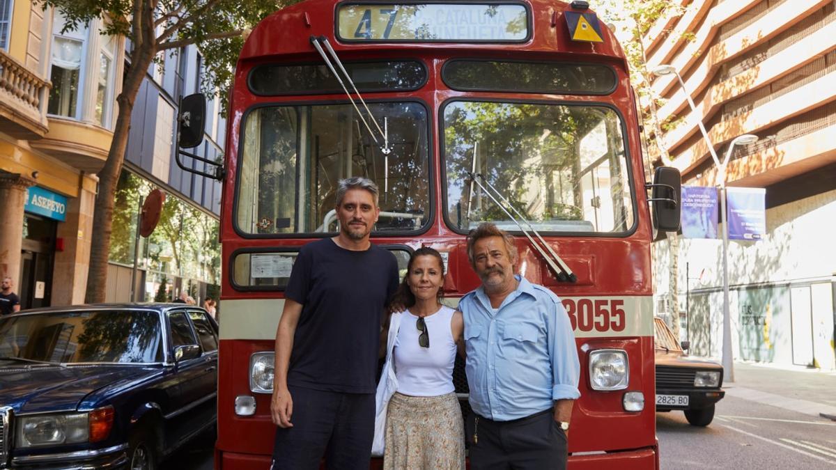 Joana, nieta de Manolo Vital, junto a Eduard Fernández (derecha) y Marcel Barrena.
