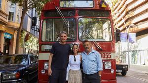 Joana, nieta de Manolo Vital, junto a Eduard Fernández (derecha) y Marcel Barrena.