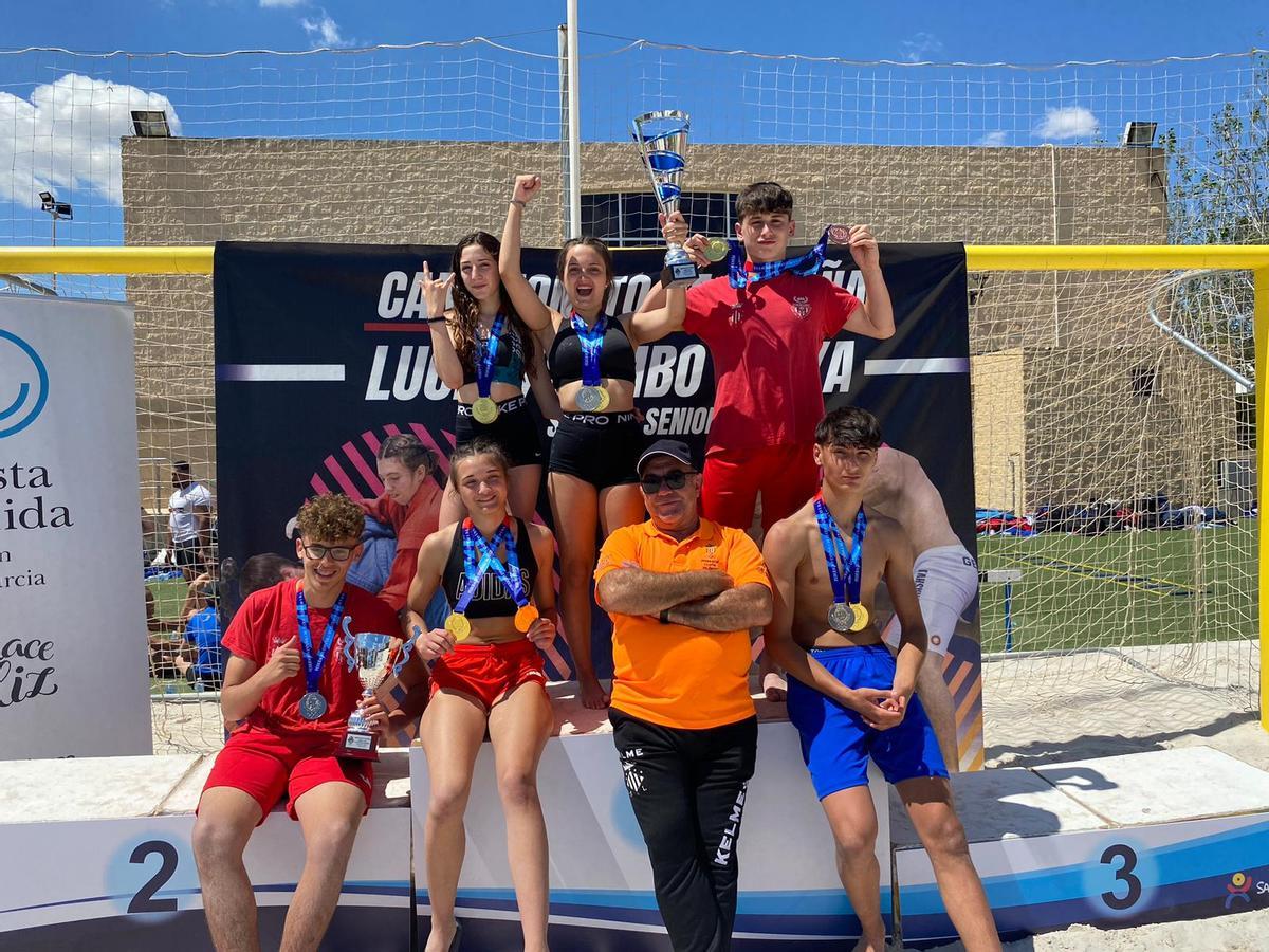 Medallistas del Lluita Morvedre los recientes campeonatos de España de lucha y sambo playa.